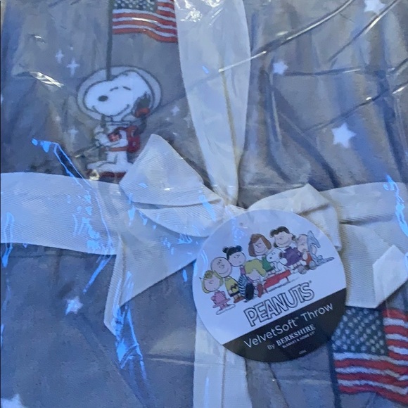 Berkshire Peanuts Snoopy In Space Throw. - Picture 3 of 6